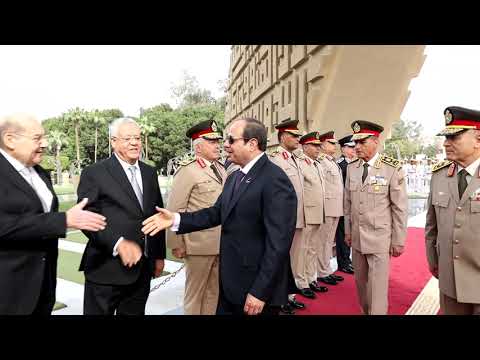 الرئيس عبد الفتاح السيسى يضع إكليل من الزهور على النصب التذكارى للجندي المجهول فى ذكرى تحرير سيناء