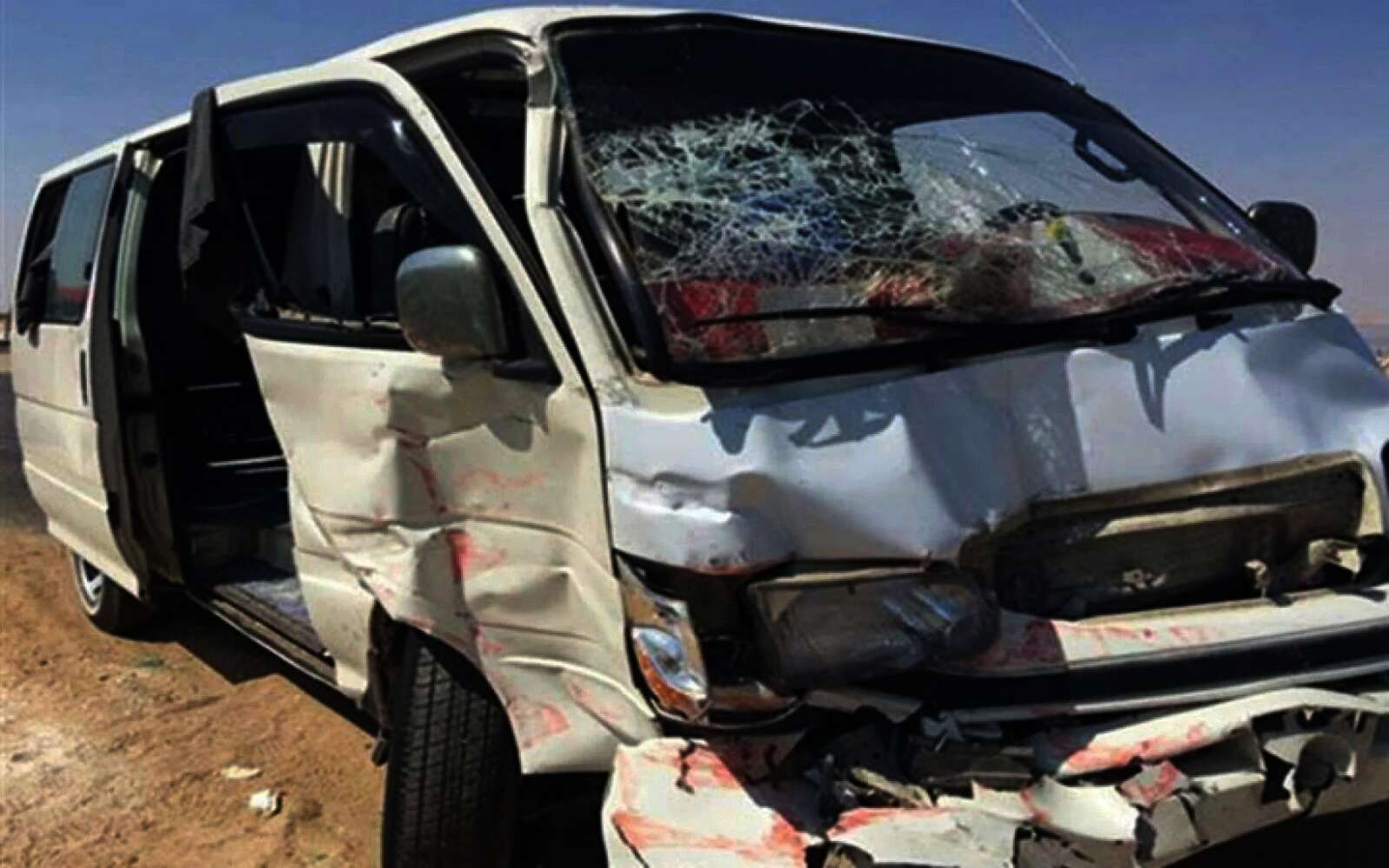 حادث تصادم سيارتين ميكروباص وملاكى