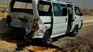 رفع أثار حادث انقلاب "ميكروباص"