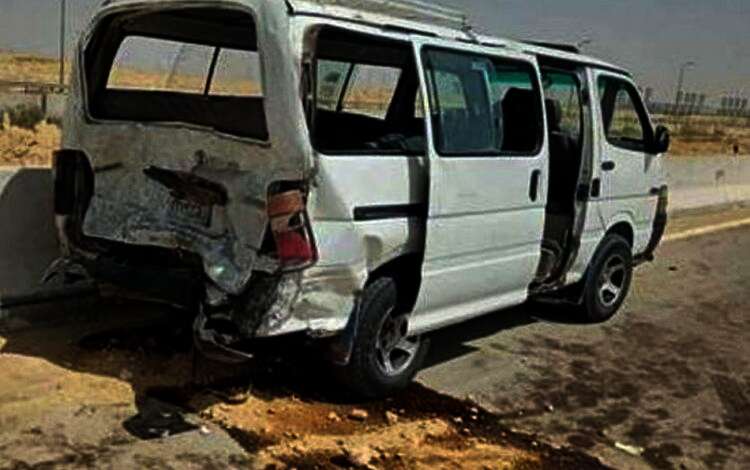 رفع أثار حادث انقلاب "ميكروباص"