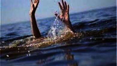 انتشال جثة شخص قذفته أمواج البحر فى المنشية