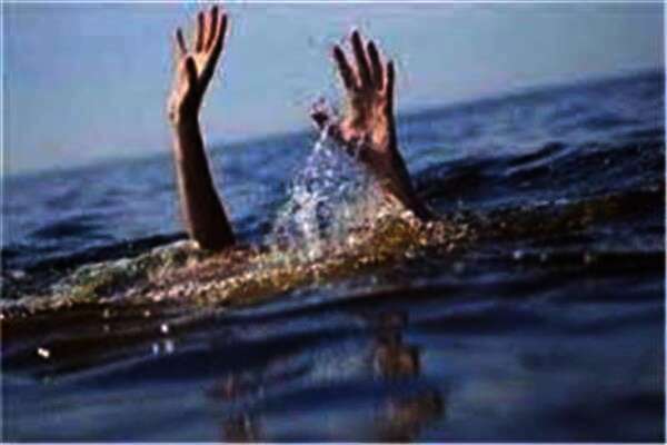 انتشال جثة شخص قذفته أمواج البحر فى المنشية