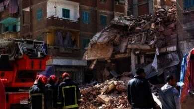 انتشال مصاب من أسفل أنقاض عقار كرموز