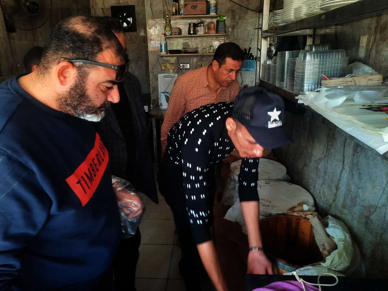 ضبط سلع غذائية فاسدة