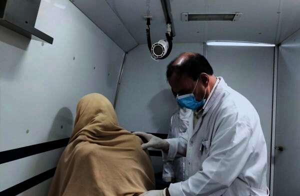 الكشف على 938 مريضا في القافلة العلاجية بإدارة الزينية