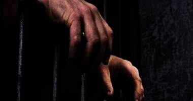 حبس عاطل سرق محتويات منازل المواطنين