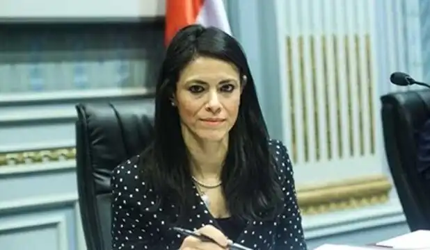 سيدة تمتلك كيانا وهميا
