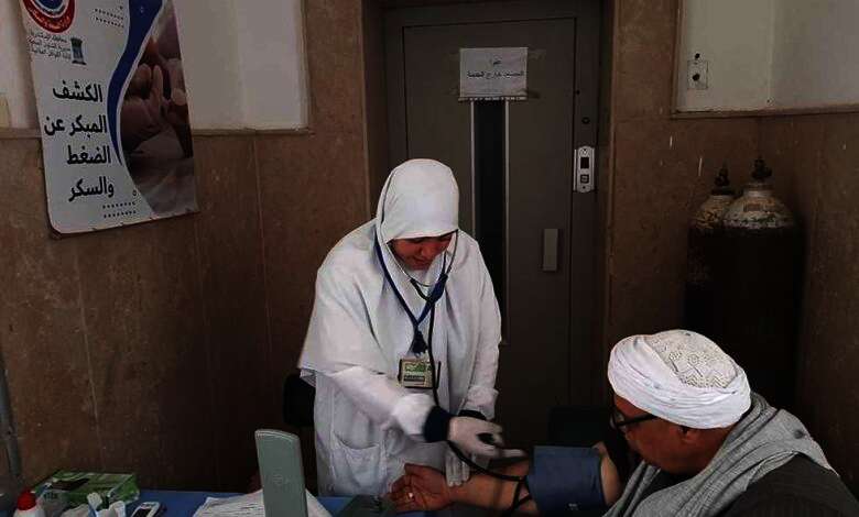 الكشف على 1370 مريضًا فى قافلة طبية إلى صفط العنب