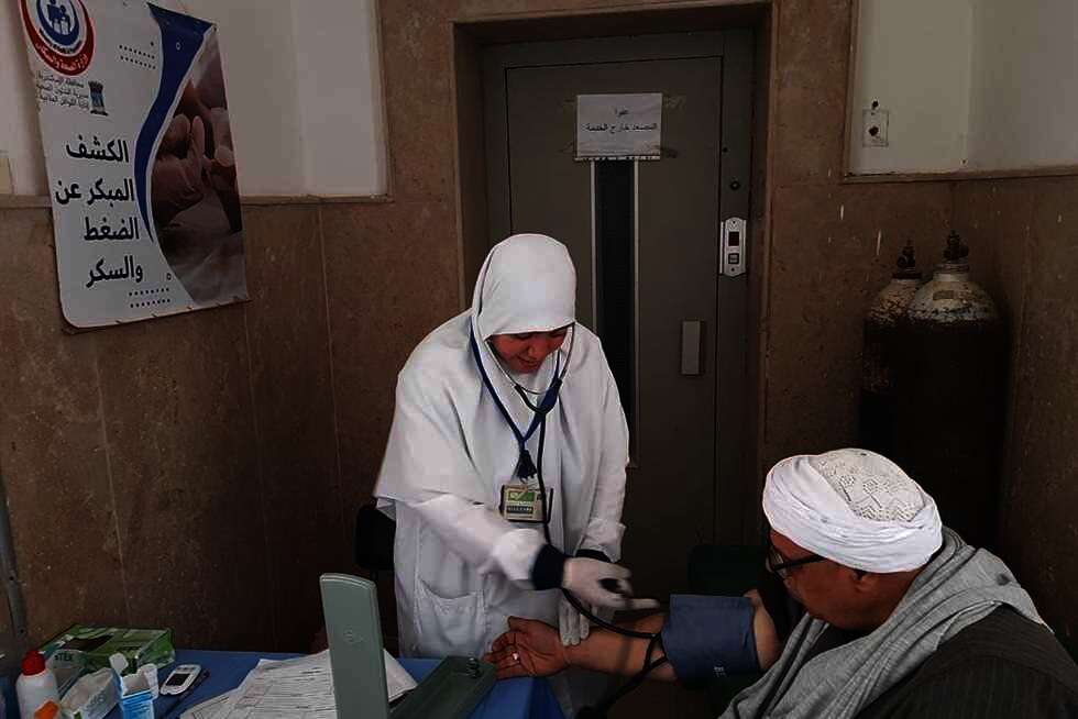 الكشف على 1370 مريضًا فى قافلة طبية إلى صفط العنب