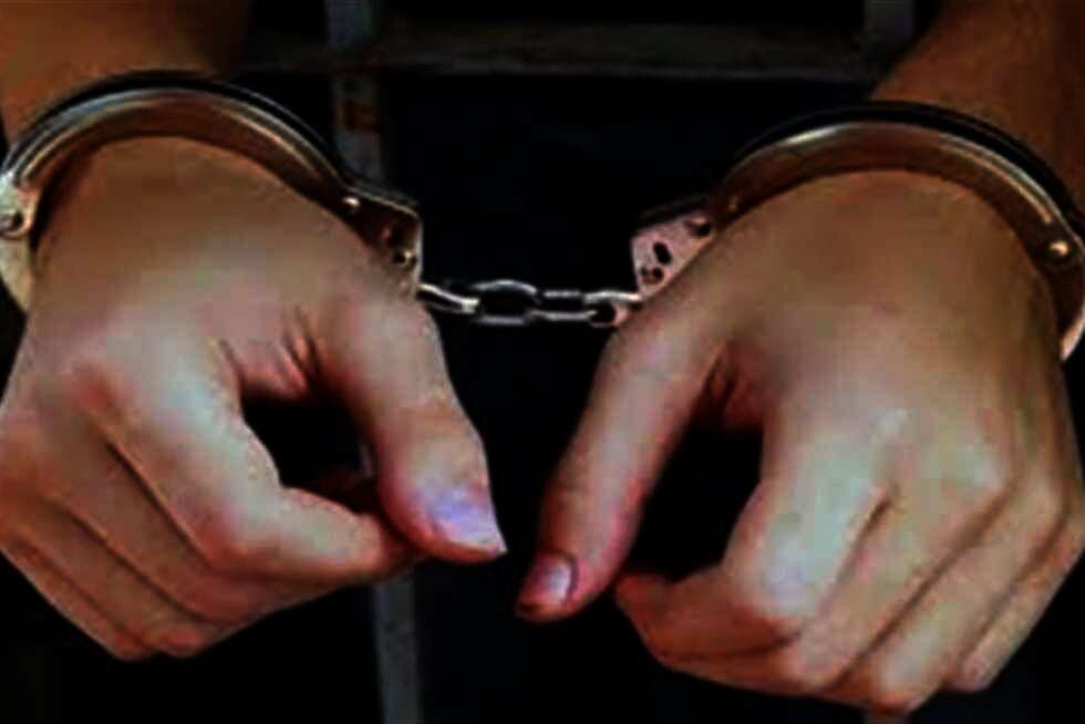 حبس عاطل بتهمة سرقة موظفة بالإكراه