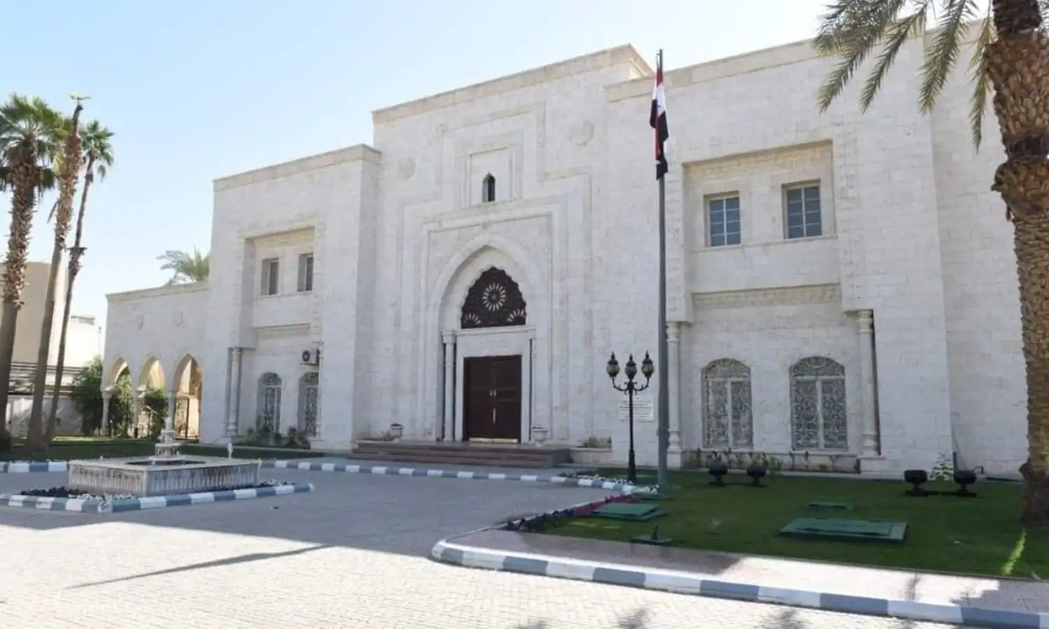 السيطرة على حريق داخل محل تنجيد