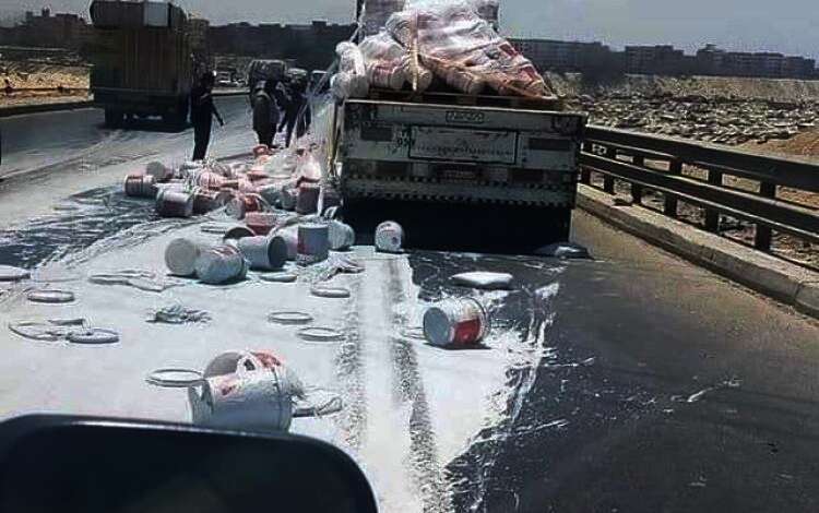 كثافات مرورية بسبب انقلاب سيارة نقل بمحور الأوتوستراد