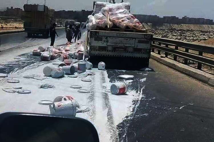 كثافات مرورية بسبب انقلاب سيارة نقل بمحور الأوتوستراد