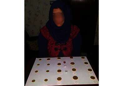 صاحب فندق يتهم خادمة بسرقة مشغولات ذهبية من منزله