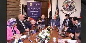 إصابة 8 أشخاص جراء تصادم 3 سيارات أعلى الطريق