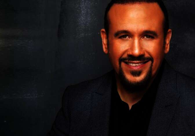 النجم هشام عباس