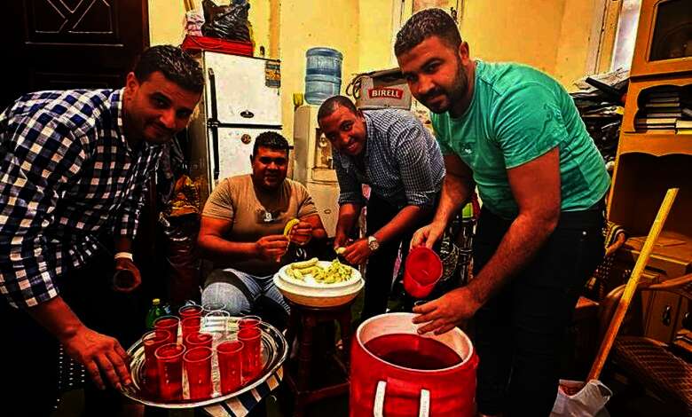 كيرلس وأسرته يحتفلون بالمولد النبوي بتوزيع الشربات بالموز والحلويات