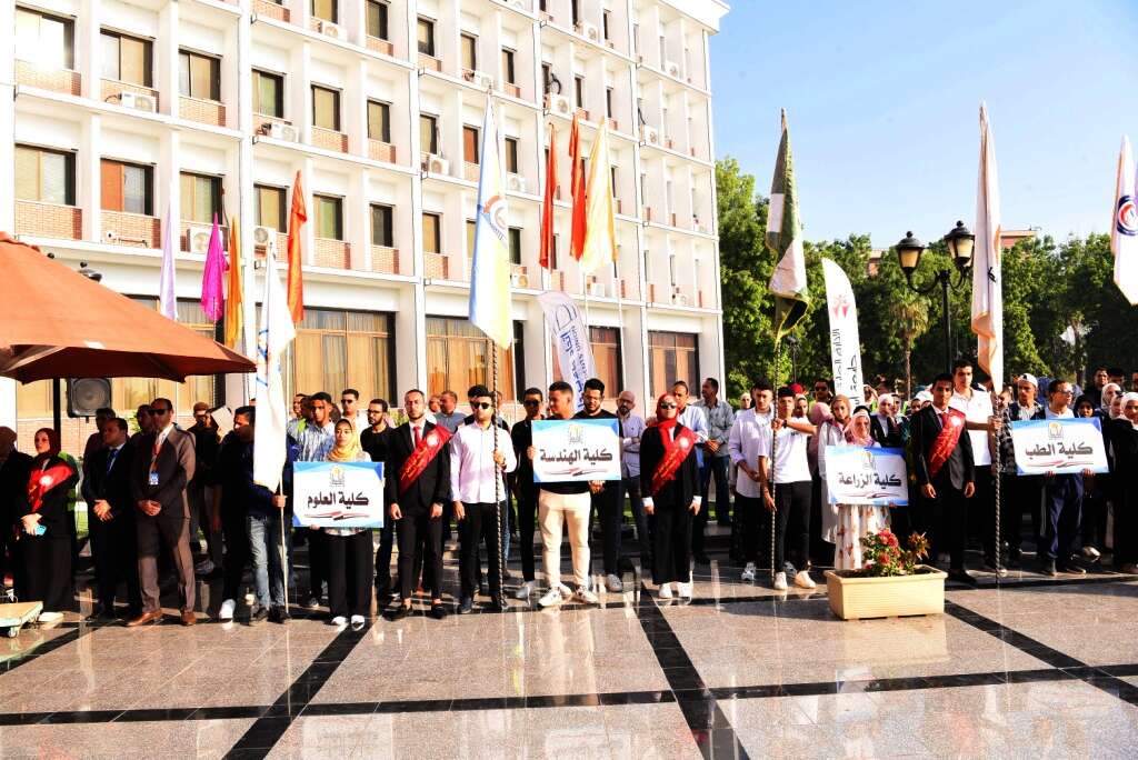 الطلاب جامعه اسيوط يحيون العلم ببدء العام الدراسي