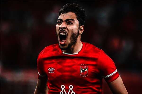 أكرم توفيق لاعب الأهلي