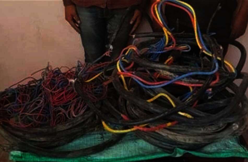 حبس المتهم بسرقة الكابلات الكهربائية