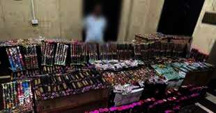 حبس مسجل خطر بحوزته مليون و200 ألف قطعة ألعاب نارية