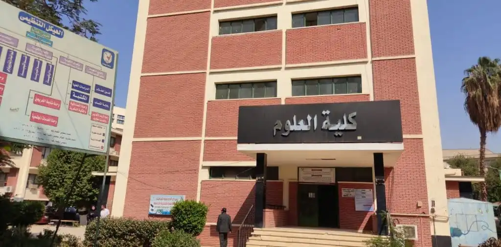فتاة تتهم موظفا بالاستيلاء على صورها