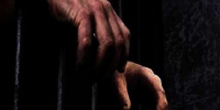 حبس عاطل لاتهامه بقتل حلاق