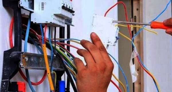 حبس متهمين بسرقة الأسلاك الكهربائية من العقارات