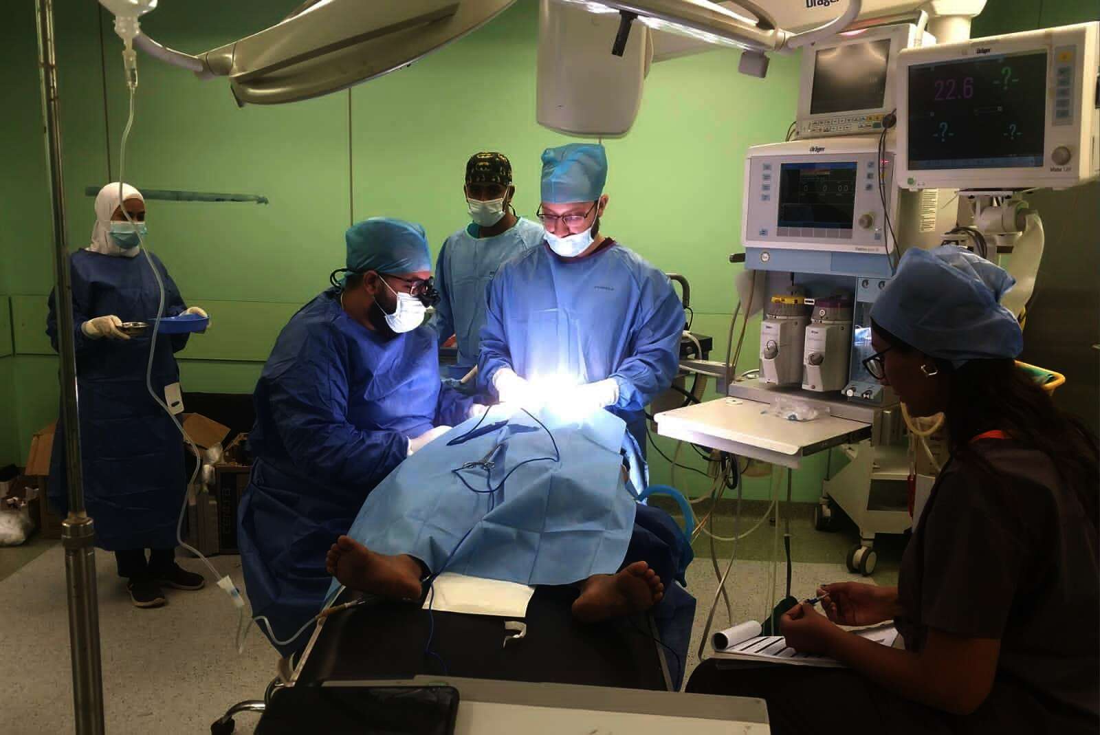 فريق طبي بقسم التجميل بمستشفيات جامعة أسوان