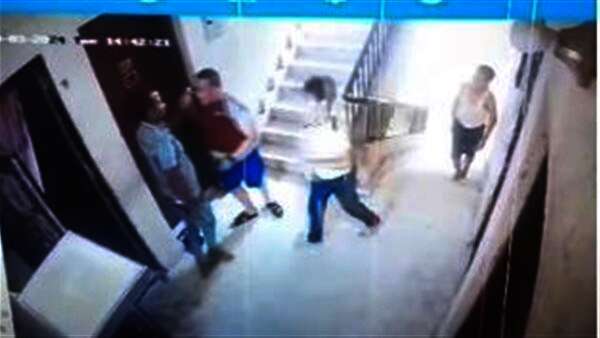 بلطجى يثير رعب الأطفال والأهالى