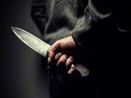 طعن شاب لشقيقه دفاعا عن والدته