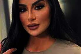 الفنانة جوري بكر