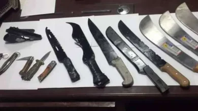 متهمين بتصنيع الأسلحة البيضاء