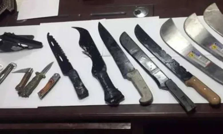 متهمين بتصنيع الأسلحة البيضاء