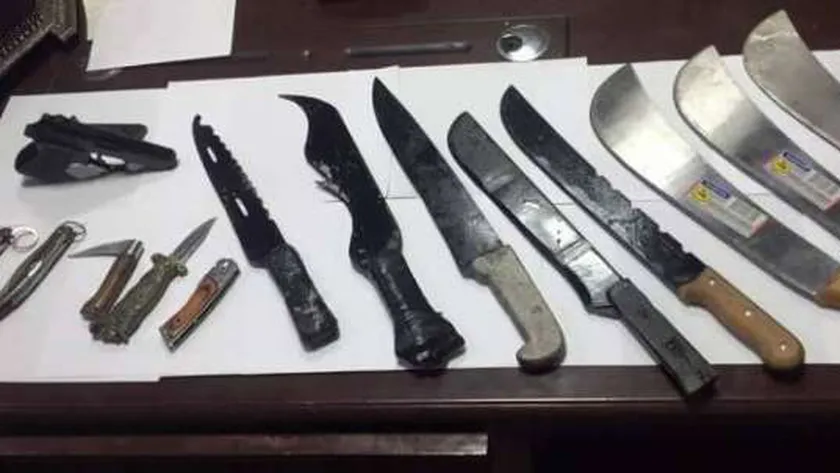 متهمين بتصنيع الأسلحة البيضاء