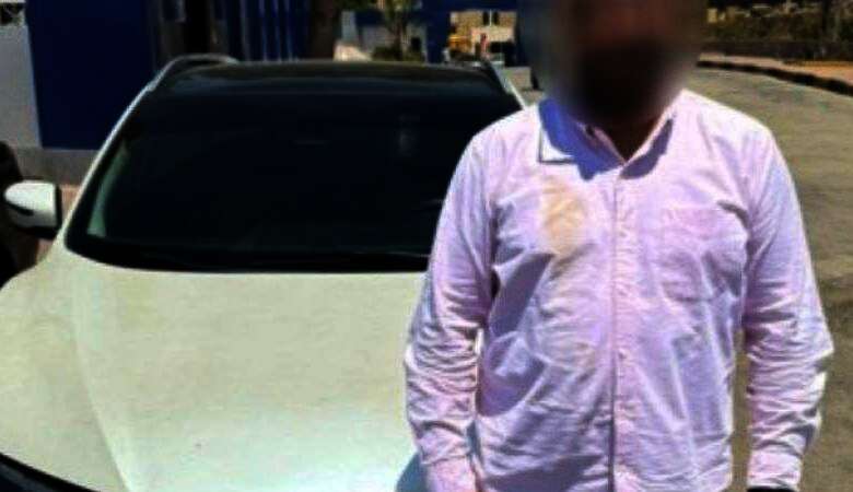 ضبط قائد سيارة يضع ملصقًا خادشًا للحياء