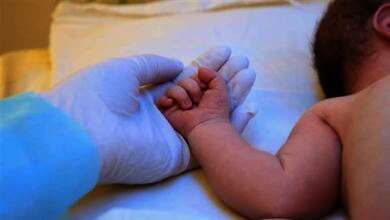 حبس ممرضة مزيفة خطفت رضيعًا