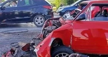 إصابة 5 أشخاص في حادث تصادم بين سيارتين