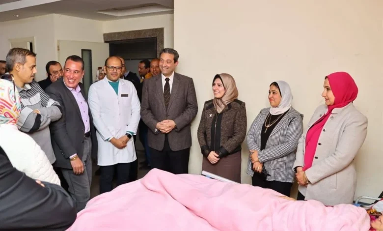 محافظ دمياط يزور مهندسة أصيبت في حادث أثناء عملها