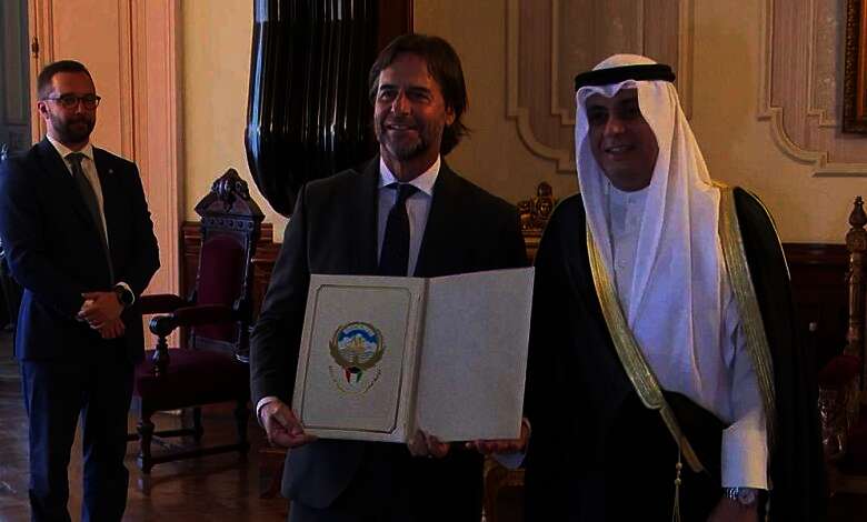 سفير دولة الكويت لدى الأرجنتين عبدالعزيز البشر ورئيس جمهورية الأوروغواي لويس لاكالي بو
