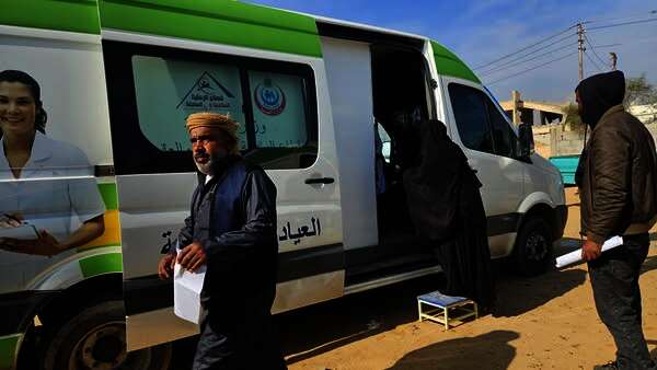 علاج 310 مواطنين في قافلة طبية بنجع شيبانه بشمال سيناء