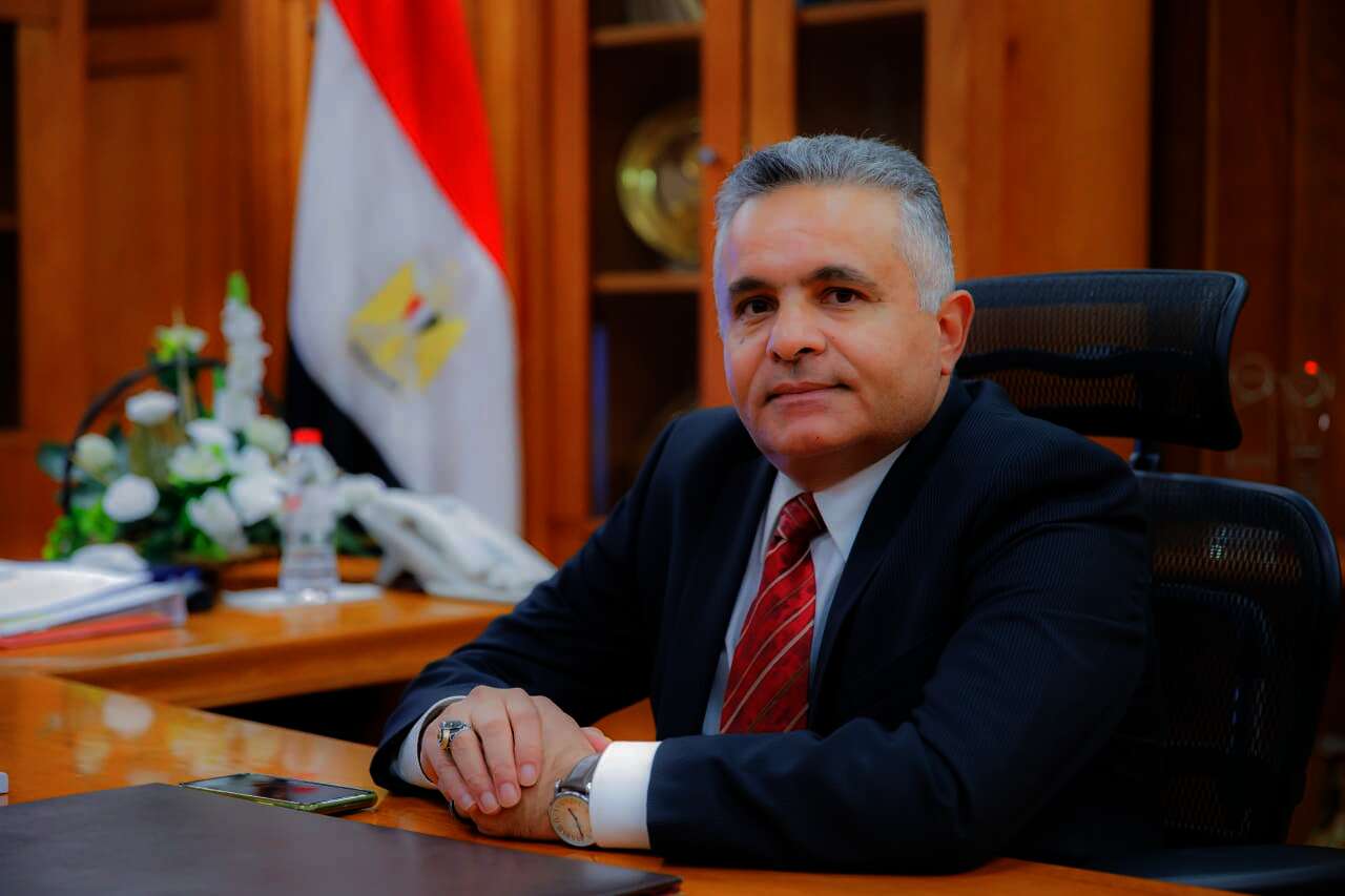 رئيس جامعة السويس الأستاذ الدكتور أشرف حنيجل