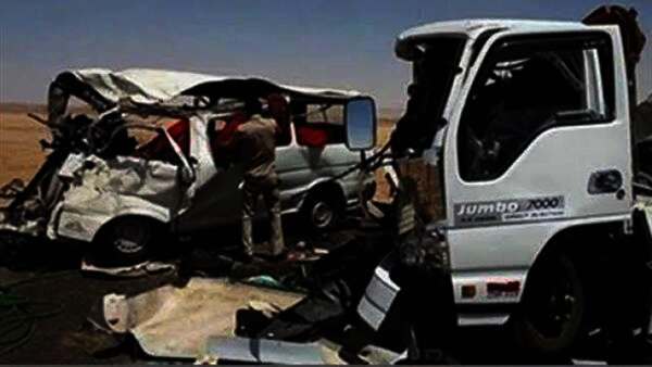 إزالة آثار حادث سيارتين على طريق إدفو بأسوان