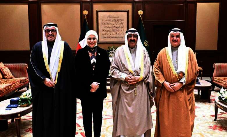سمو أمير البلاد يستقبل وزير المالية