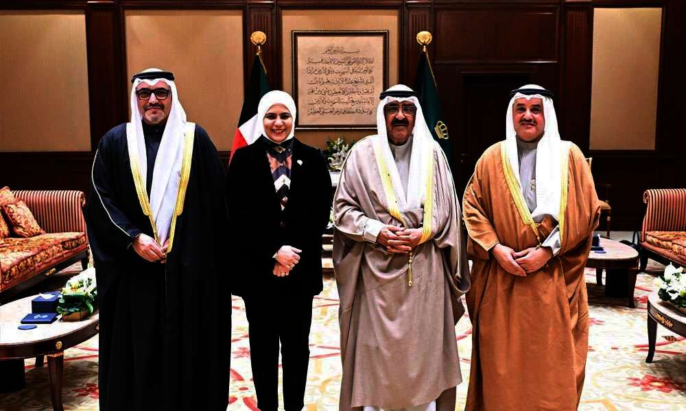 سمو أمير البلاد يستقبل وزير المالية