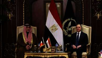 النائب الأول لرئيس مجلس الوزراء ووزير الدفاع ووزير الداخلية خلال اجتماعه مع نظيره وزير الداخلية المصري اللواء محمود توفيق قنديل