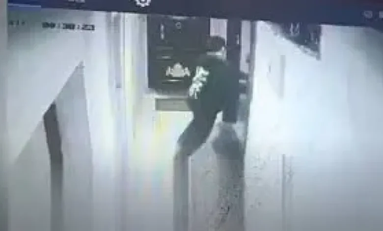مضطرب نفسيًا وراء محاولة دخول شقة سيدة