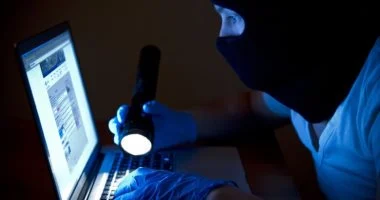 السجن 3 سنوات لعصابة اخترقت حسابات المواطنين