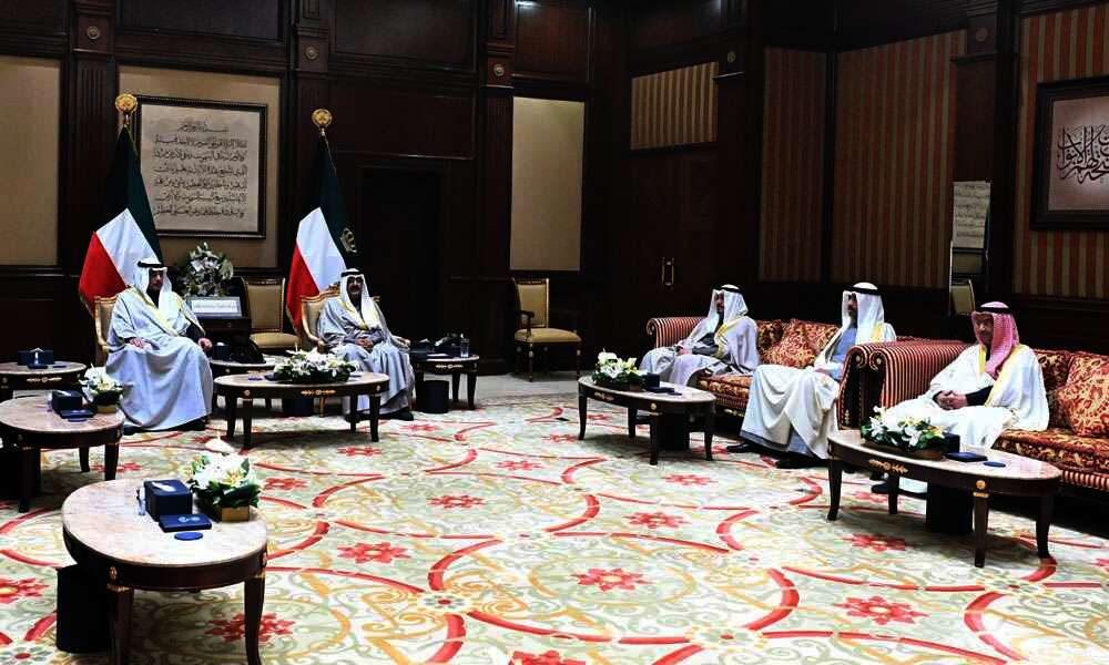 سمو أمير البلاد يستقبل سمو رئيس مجلس الوزراء حيث قدم لسموه وزير الدفاع لأداء اليمين الدستورية