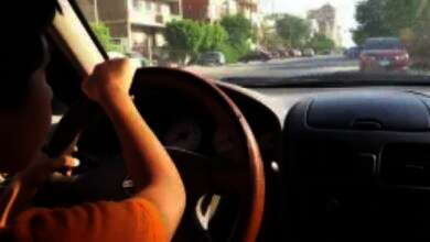 ضبط طفل يقود سيارة معرضًا حياته للخطر
